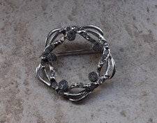 Tolle ältere Silberfabene Brosche Anstecknadel mit weißen Steinen 6,78 g  3,9 cm