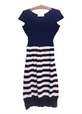 Kleid mit anliegendem Oberteil und Rockteil in leichter Tulpenform, Blau-Weiß, S