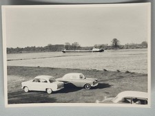 Vintage S/W-Foto Parkplatz Ford 12 M P1 Opel Rekord P1 Frachtschiff auf Fluss