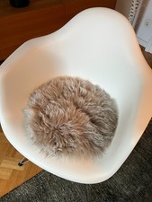 Echtes Lammfell Sitzpad taupe circa 34 cm rund