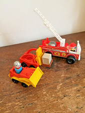 Vintage Fisher Price Little People Feuerwehr mit Holzsockel, Gabelstapler, Bagger