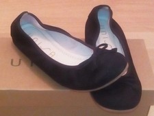 Schwarze Ballerinas aus