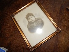 alter Bilderrahmen goldfarbig Holz Glas + altes Foto süßes Kind