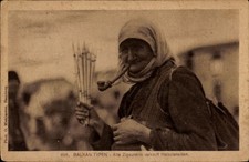 Ak Balkan, Alte Zigeunerin verkauft Holzutensilien, Pfeife rauchend - 4229601