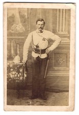 Fotografie Portrait Feuerwehrmann in Uniform mit Messinghelm und Axt 