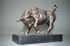 Stier statue auf marmorsockel - auf,
