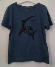 Blaues Shirt Kurzarm mitschwarzen Frontdruck "Delphin" Gr. 104/110 Tom Tailor