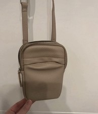 Kleine Umhängetasche / Handytasche beige – minimalistisch, verstellbar