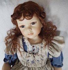 Eine herzige Künstlerpuppe aus der „RF Kollektion“ Porzellan, 60 cm