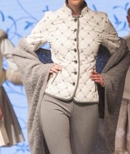 eleganter Janker Mothwurf, winzige silberne Hirsche auf weißem Samt