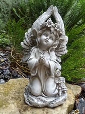 Grabengel mit Blumen