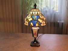 Tiffany Tischlampe  Iris  Handarbeit mit Messing-Porzellanfuß Bronze patiniert 