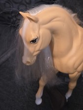 Barbiepferd hell - mit Sattel