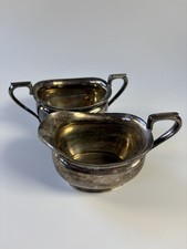 2 englische Silberteller eine Sauciere und eine Doppelhenkelschale. Gepunzt 