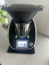 Thermomix TM5 mit Mixtopf, Varoma & Zubehör + Gleitbrett – top Zustand