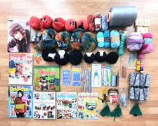 Konvolut Stricken Häkeln Wolle, Anleitungen, Mitlaufgarn, Nadeln u.v.m.  