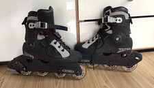 Inlineskater und Tasche