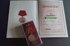Verdienstmedaille der Kampfgruppen der DDR mit Originalurkunde 1970, gebraucht.