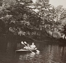 Mädchen und Junge paddeln im