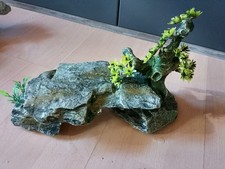 Realistische ,künstliche, Felsformation mit Höhle und künstlichen Pflanzen