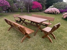 Gartentisch mit Bänken und Stühle