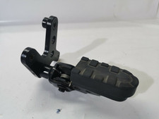 Triumph Tiger 900 T400 Fußraste vorne rechts + Fußrastenhalter, Fußrastenträger