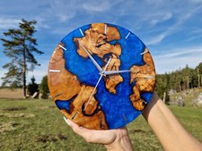 Wanduhr aus Olivenholz mit Blau Epoxidharz 