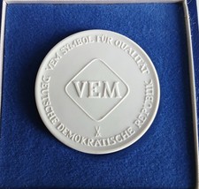 DDR  Porzellan Medaille  - 40  Jahre volkseigener Elektromaschinenbau , VEM