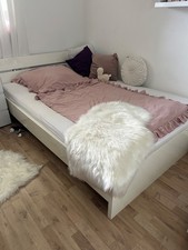 Bett Hochglanz weiß mit lattenrost und Matratze 