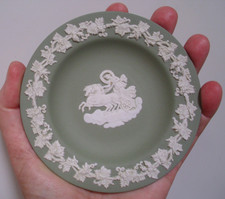 Wedgwood Jasperware: Konfekt-Teller Ø 11 cm Aurora Streitwagen salbei-grün, 1 A!