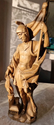 Große handgeschnitzte