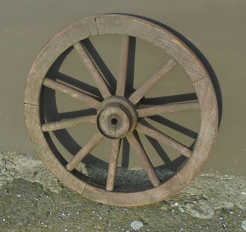 Antikes wagenrad holzrad - antikes,