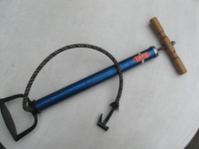 Luftpumpe Stand Pumpe alt Vintage aus Metall mit Holzgriff