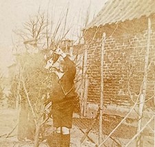 Großvater schneidet mit Junge