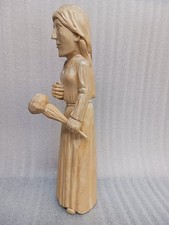 Holzfigur Frau mit Blumen