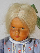 frühe Krahmer Holzkopfpuppe in alter Kleidung