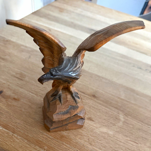 Geschnitzter adler aus holz - aus,