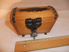 Spardose - Truhe , aus Holz , mit Schloss