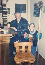 Mann sitzt an Kellerbar Kind