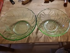 2x Grüne Glasschüssel