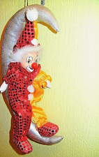 PORZELLAN STOFFPUPPE CLOWN sitzend lässig auf MOND HÄNGE PUPPE SAMMELN  ALT 1989