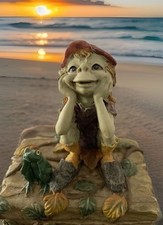 Pixies Figur Denker auf Schatzkiste mit Frosch +Fliege Anthony Fisher Kobold top