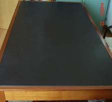 Eleganter, großer Schreibtisch, Platte ganz mit braunem Leder, massiv Nussbaum