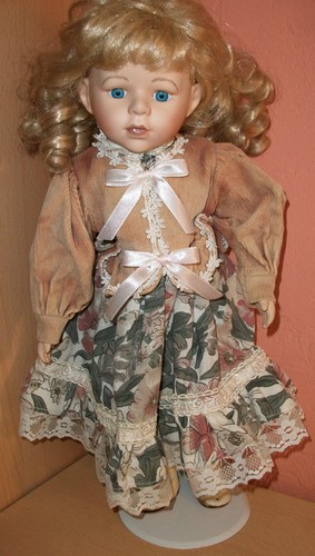 Schöne lebensechte puppe mit - schöne,