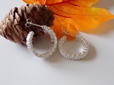 feine Charms-Ohrstecker aus