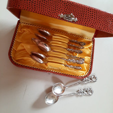 8 silbrige Kaffeelöffel in exquisiter Aufbewahrungsbox