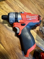MILWAUKEE M12CD-0 Neu Mit 2 Akkus M12 2.0 Ah Und Ladegerät 