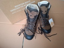 Unpaare Wanderstiefel (links