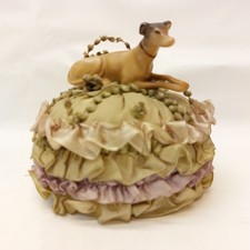 x-94324	Alter Porzellan Windhund auf Nadelkissen H:ca. 11cm, Figur unbeschädigt,