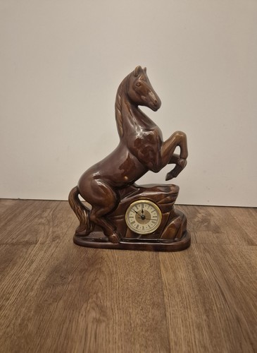 Elegante uhr pferdeskulptur - uhr,